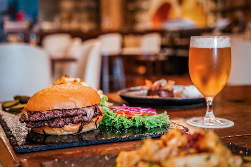 JW Marriott Bogotá invita a saborear sus Smash Burgers, solo los viernes
