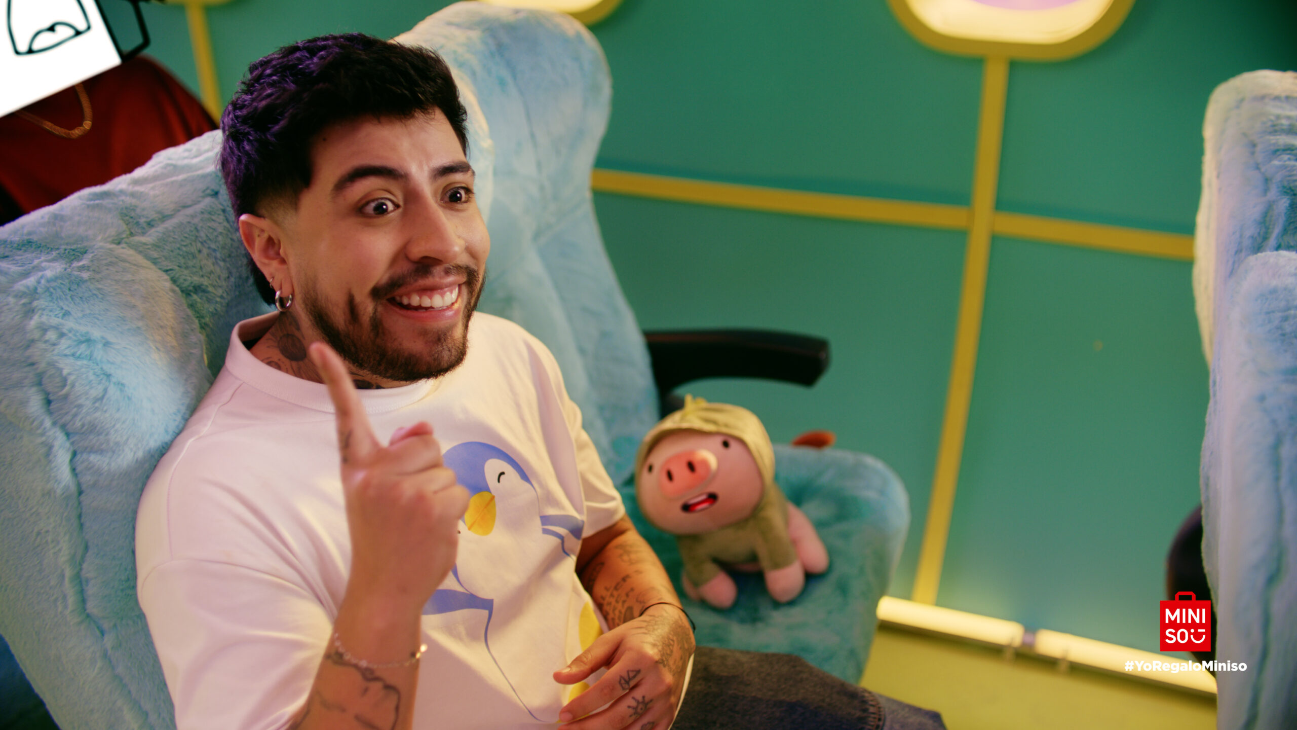 JuanDa sorprende con su faceta como director en la nueva campaña navideña de Miniso