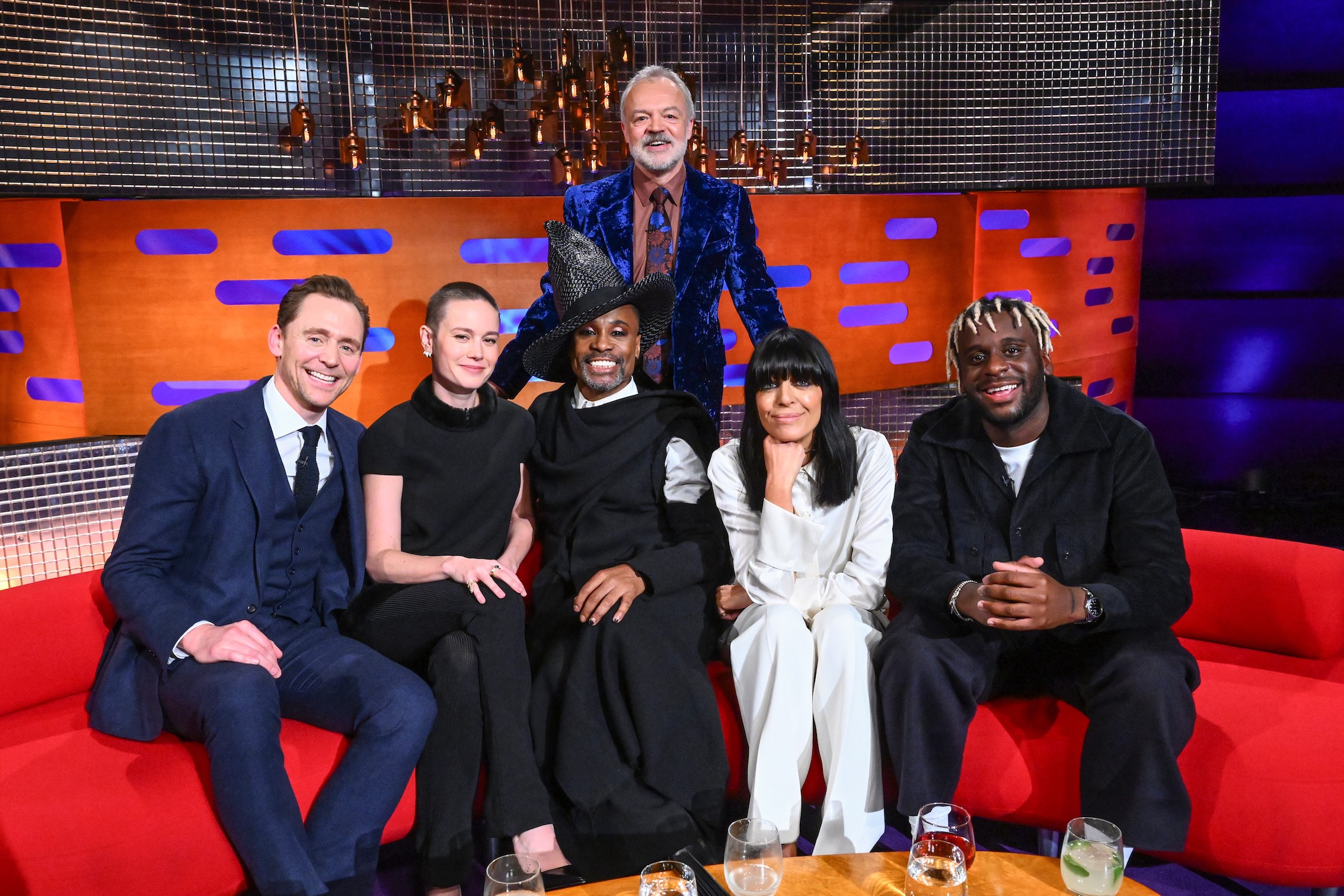 El Sofá Rojo se Llena de Estrellas: Hiddleston, Larson y Díaz en The Graham Norton Show