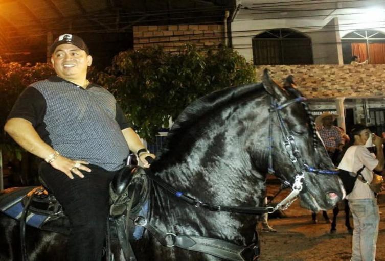 Maltrato animal en Carmen de Apicalá: El alcalde bajo fuego tras lamentable incidente en la cabalgata