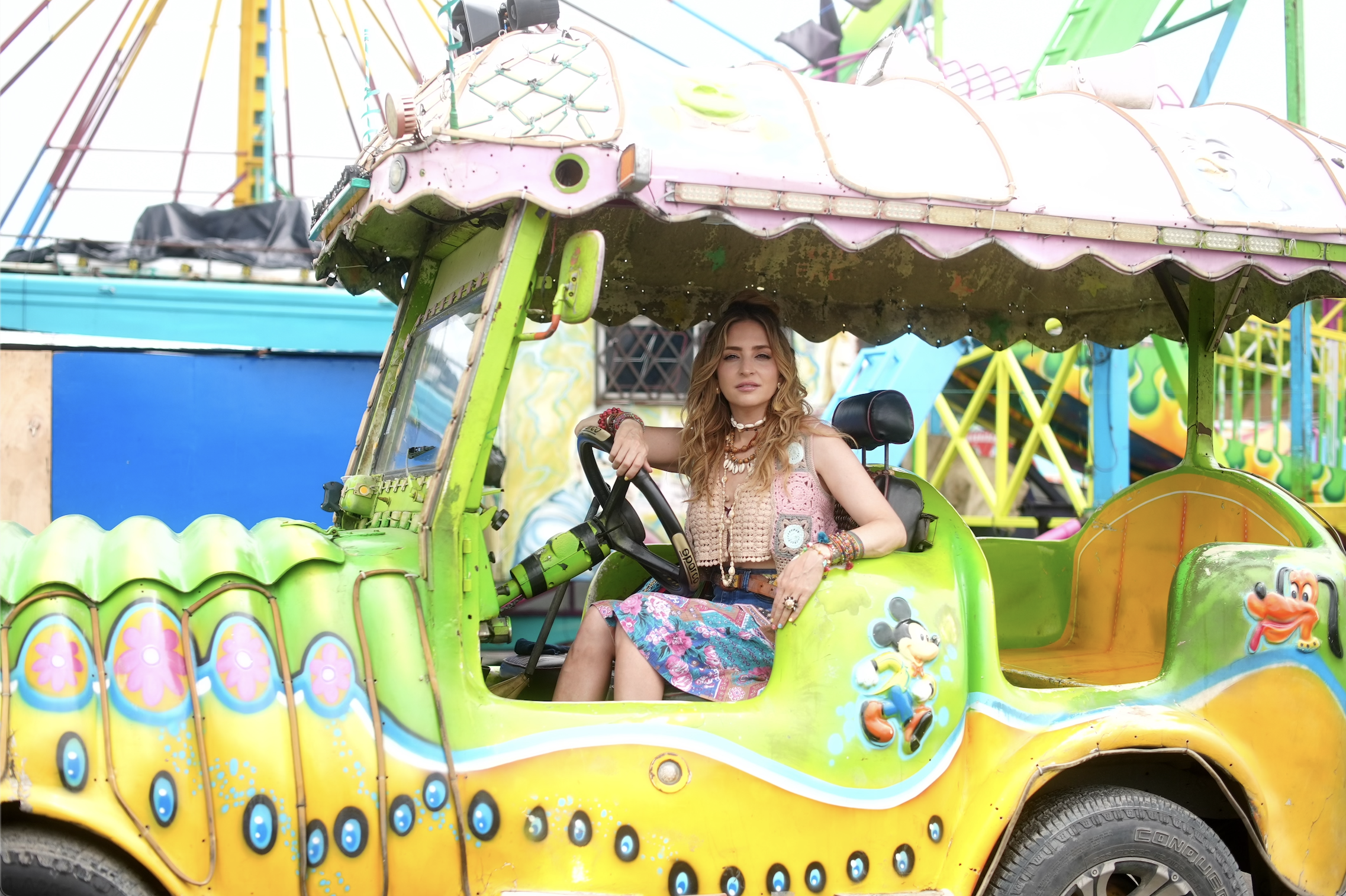 La artista ecuatoriana Mirella Cesa presenta su el tema «Para encajar»