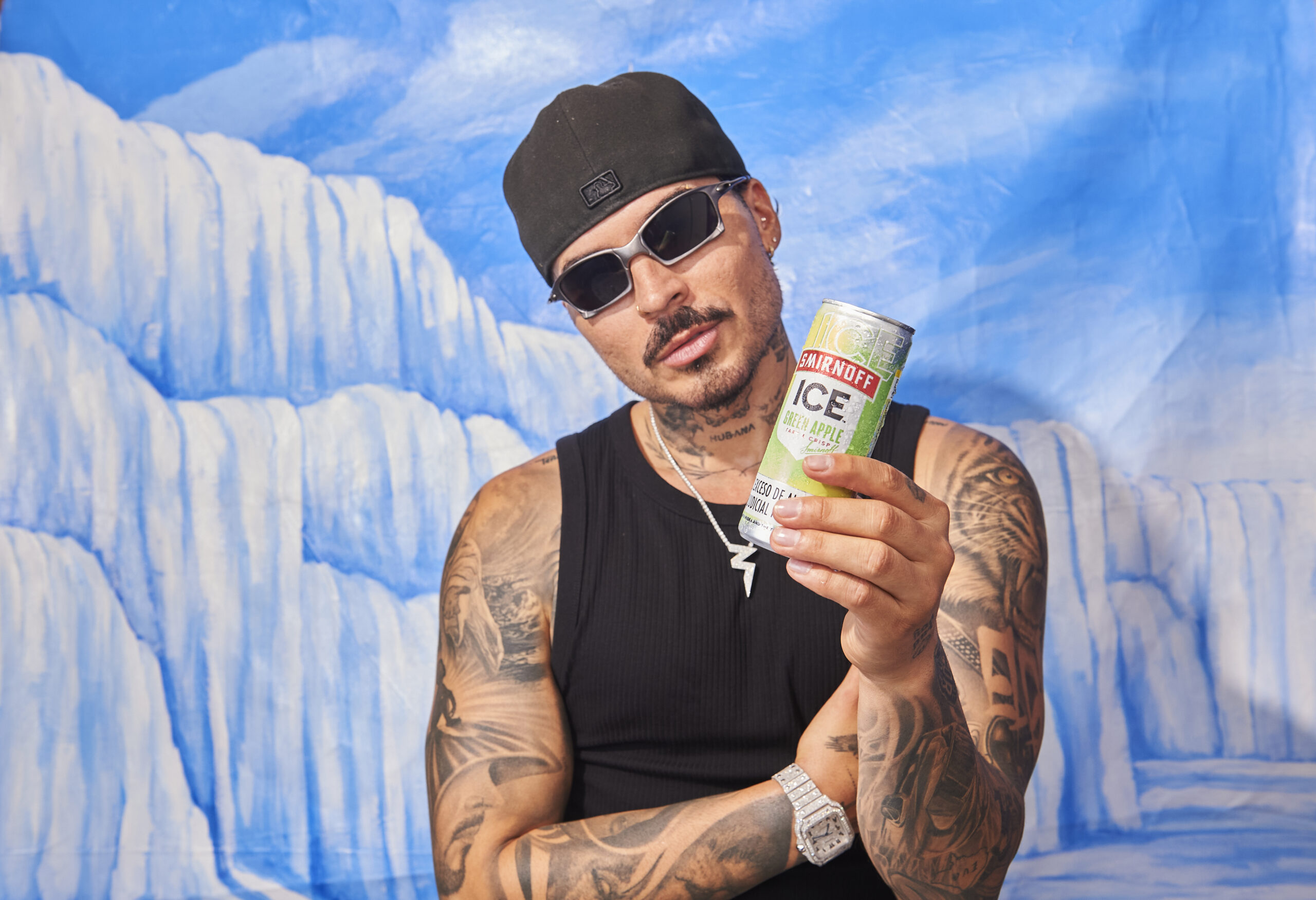 Smirnoff ICE revive los 2000 con nueva imagen y un evento inolvidable junto a Reykon