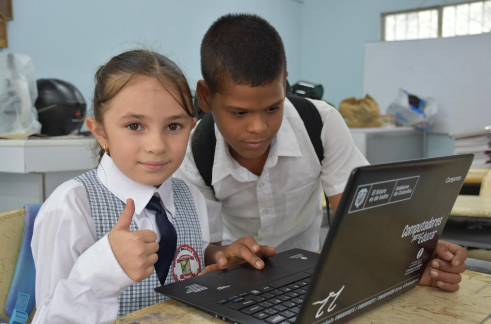 Tecnología con Propósito: ETB NET Muestra Resultados en Centros Digitales (Reducción de Deserción Escolar y Emisoras Virtuales)