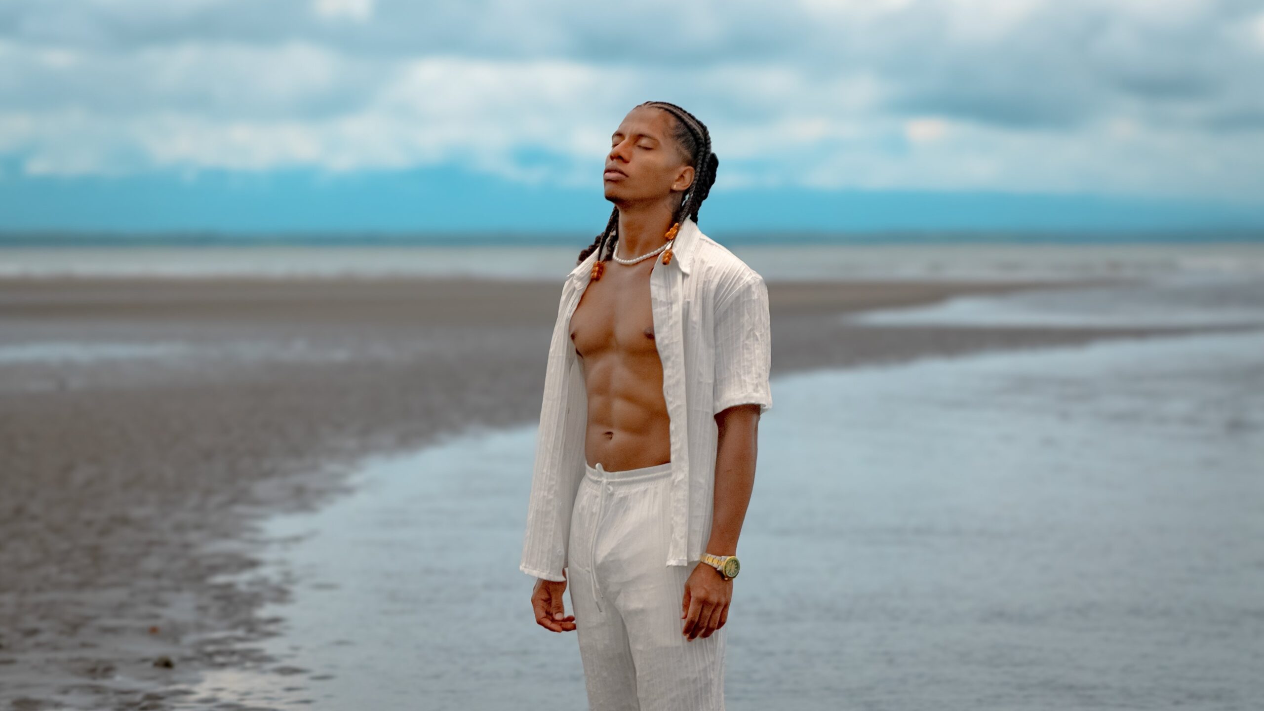 “Por Los 2s”: ChriXtian Cifuentez transforma el dolor en un AfroBeat cargado de honestidad y sentimiento