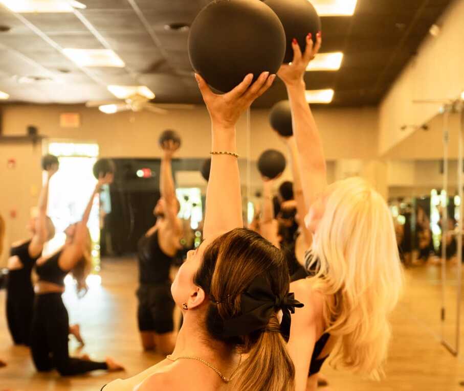 Cómo el yoga ayuda a regular las hormonas femeninas en todas las etapas de la vida