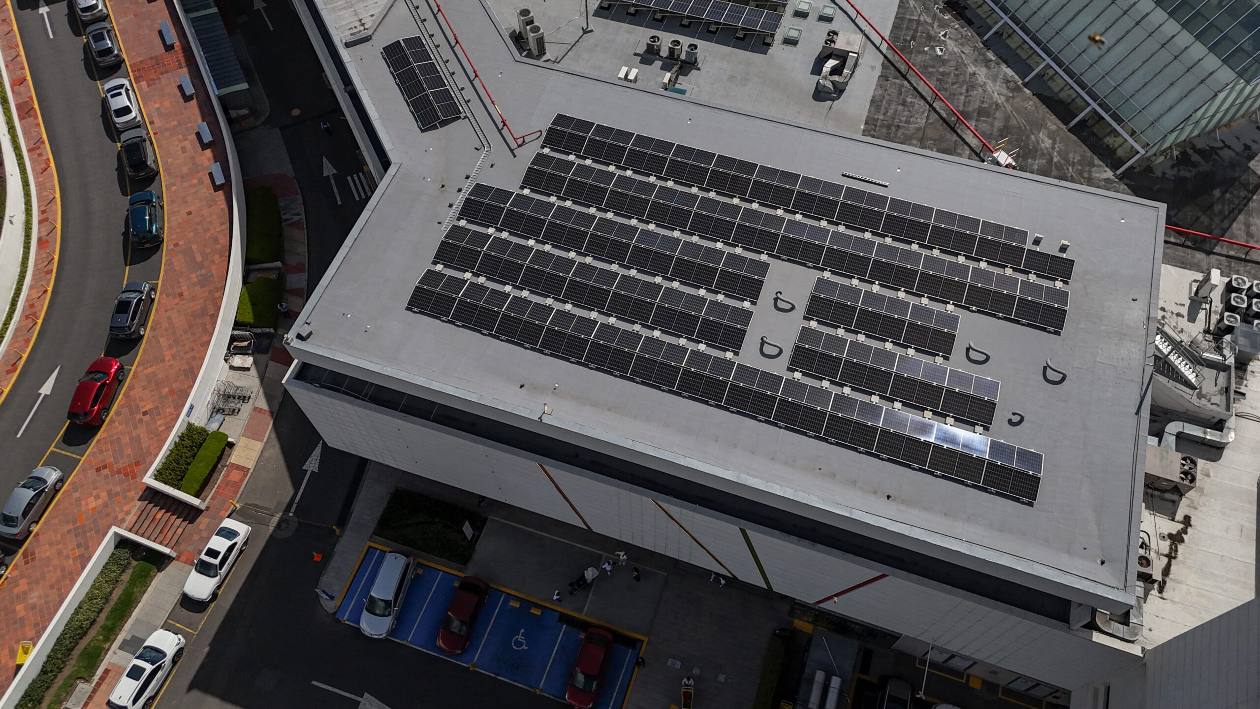 Energía solar, innovación y ciudad: Unicentro Bogotá pone en marcha su planta fotovoltaica