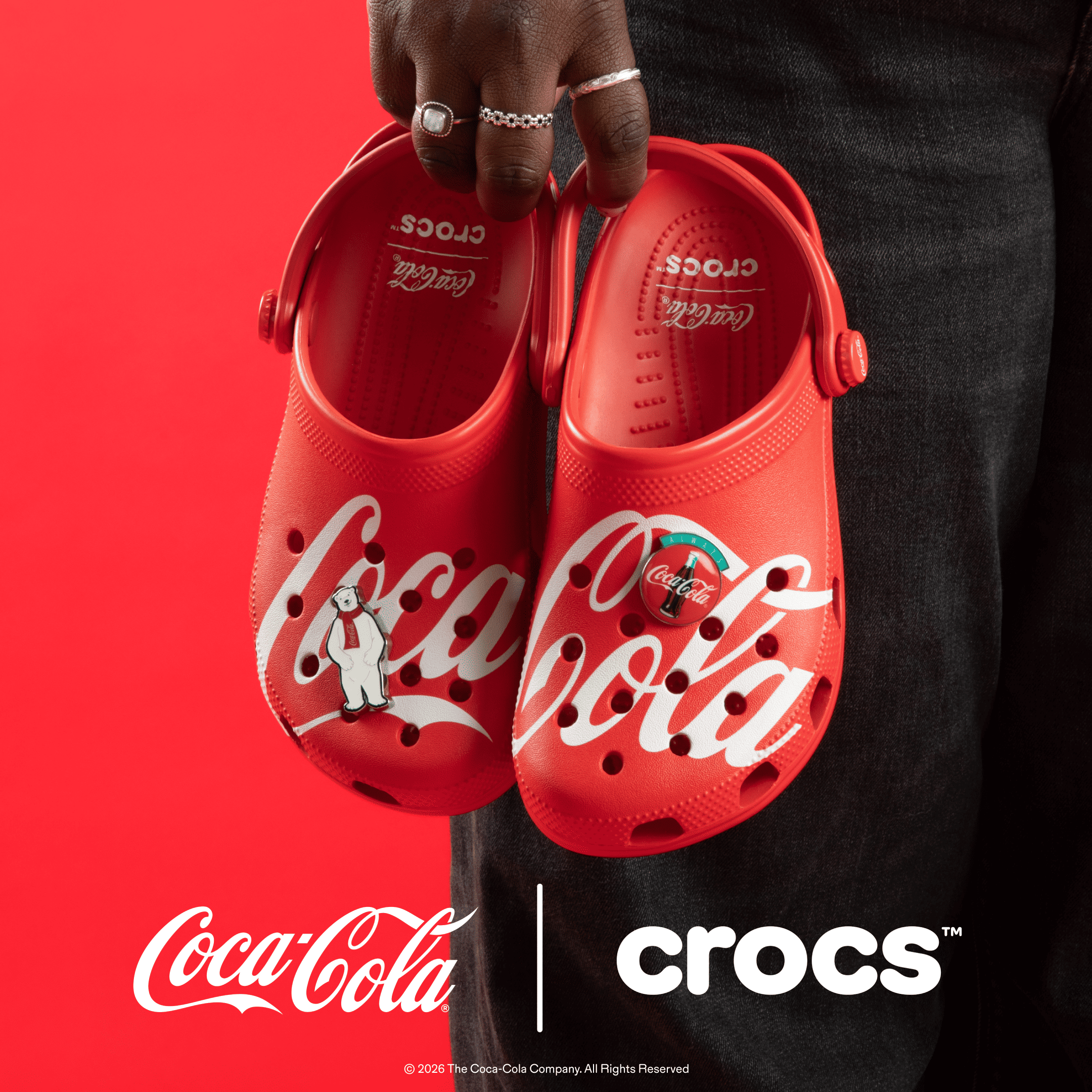 Comodidad con sabor retro: así es la nueva collab de Crocs y Coca-Cola