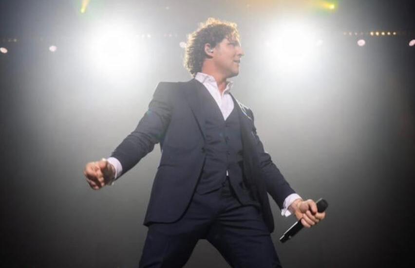 Emotivo estreno: David Bisbal canta “Vivir así es morir de amor” por primera vez