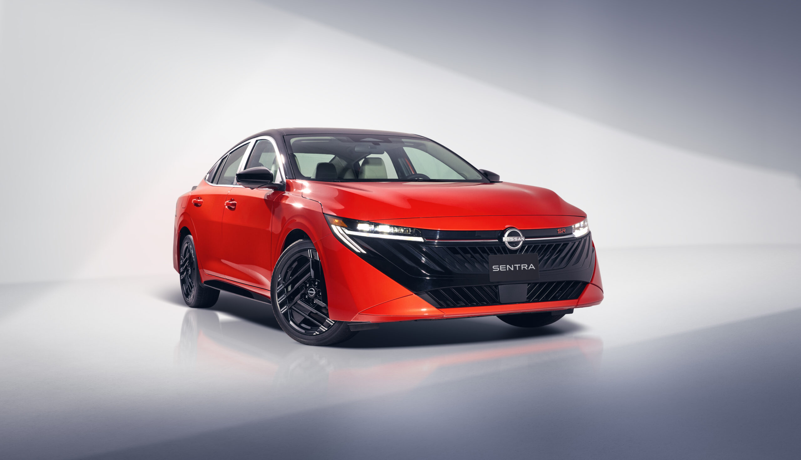 Sedanes crecen más del 40% en Colombia: Nissan abre preventa de Sentra y Versa 2027