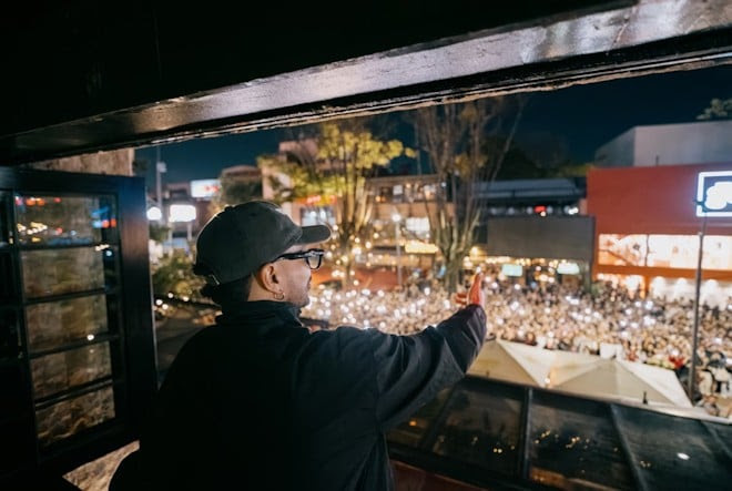 ALVARO DÍAZ PARALIZA LA ZONA T DE BOGOTÁ: MÁS DE 3,500 FANS SE REÚNEN PARA UN ADELANTO EXCLUSIVO DE «OMAKASE»