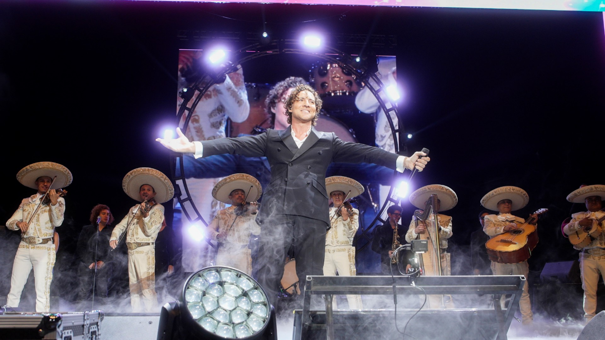 Entre mariachi y emoción: David Bisbal honra el legado de Juan Gabriel en Ciudad de México