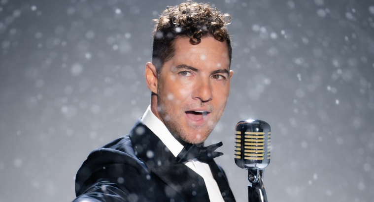 David Bisbal le da nueva vida a “Happy Xmas (War Is Over)” con su emotiva versión “Amigos del mundo”