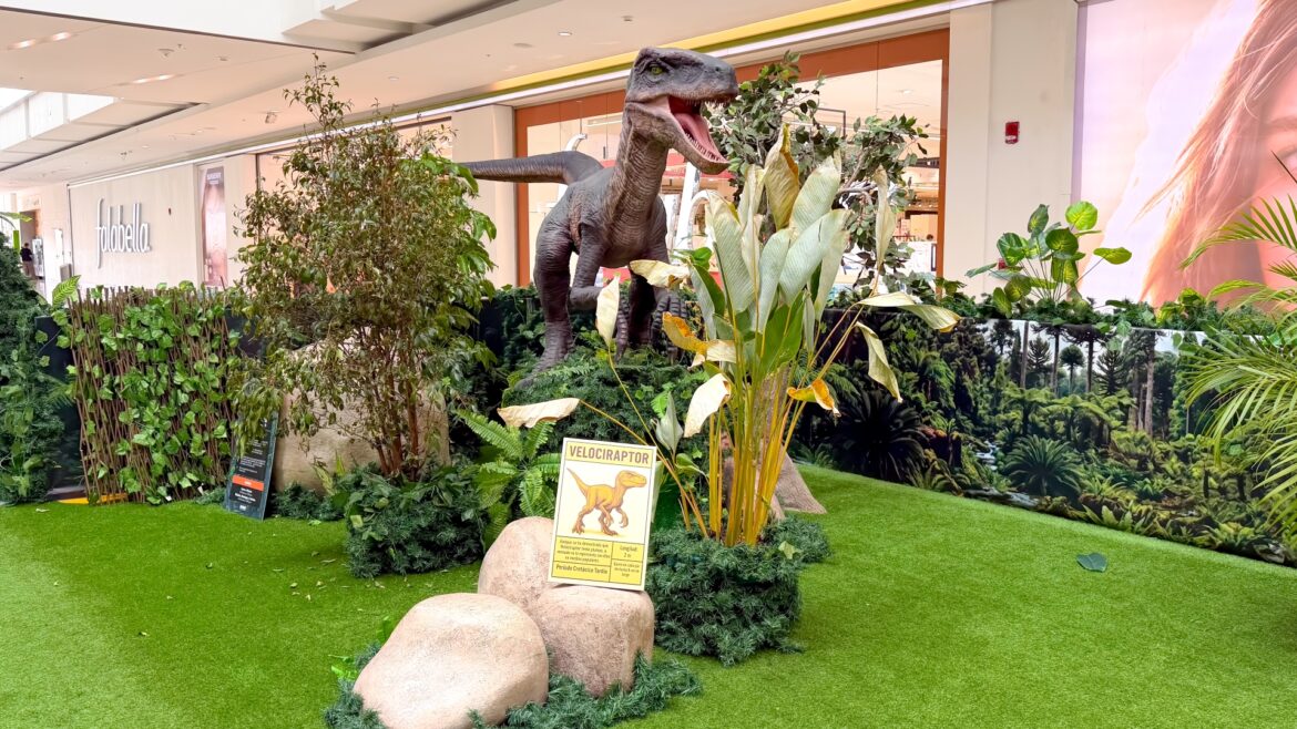 Multiplaza Bogotá convierte la era jurásica en un plan familiar con Velociraptor World